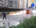 Ils font du wakeboard dans les rues de Moscou pendant de fortes inondations