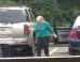 Cette mamie qui danse joyeusement sur un parking donne envie de se remuer le popotin