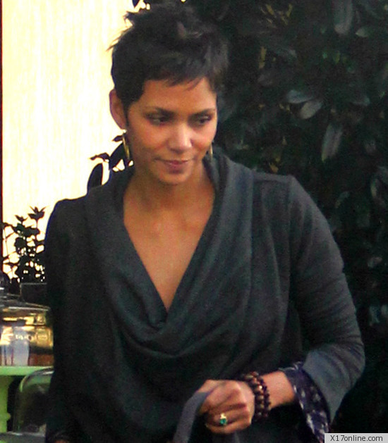 HALLE BERRY ENGAGEMENT RING See Halle Berrys New Wedding Ring!