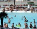 Débat sur le burkini: une femme sortie de l'eau d'une piscine de Vence, près de Nice, à cause d'un paréo
