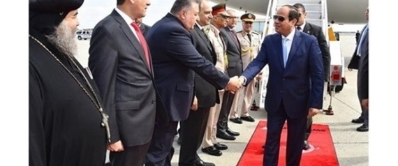 موقع أميركي يسخر من السيسي بسبب سجادته الحمراء!.. ومغرِّدون: الرئيس المصري اخترع وفده الخاص