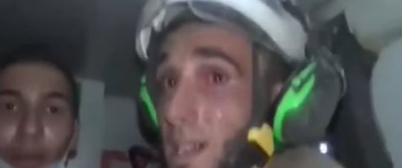 Rompe a llorar al rescatar a una recién nacida tras un bombardeo en Siria N-LAGRIMAS-large570