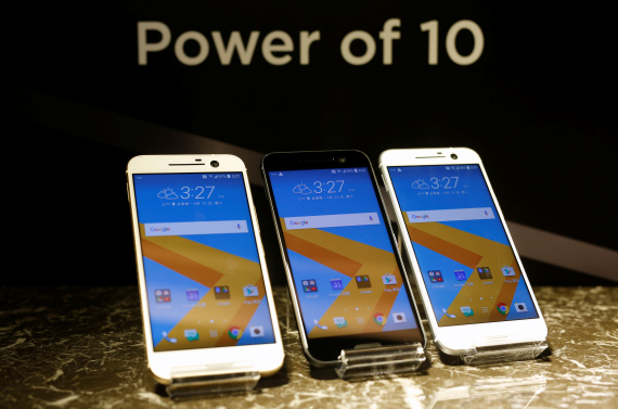 هل تريد شراء هاتف جديد ولم تحدد بعد؟.. إليك أفضل 8 هواتف يمكنك شراؤها الآن O-HTC-10-570