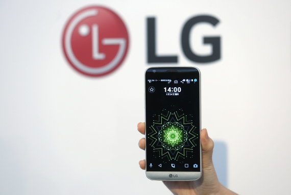 هل تريد شراء هاتف جديد ولم تحدد بعد؟.. إليك أفضل 8 هواتف يمكنك شراؤها الآن O-LG-G5-570