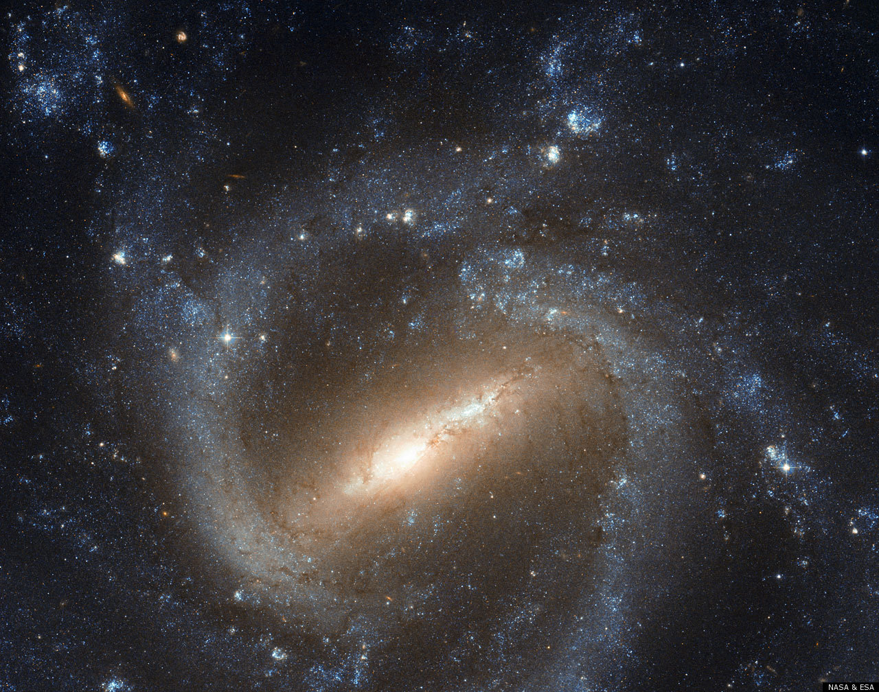 milky-way-s-twin-new-hubble-image-of-barred-spiral-galaxy-ngc-1073