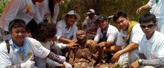 هل حفظها وشْمٌ سحري حقاً؟!.. عمالُ المقابر في تايلاند يعثرون على جثة لم تتحلل