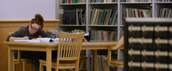 كتبوا عبارات كراهية على أغلفة القرآن.. مكتبة إلينوي تفتح تحقيقاً لمعرفه الفاعل