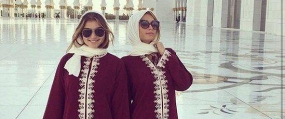 باريس هيلتون ترتدي الحجاب وتزور أشهر مساجد الإمارات