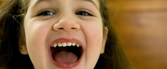 استدعاء أمِّ طفلة لم تتوقف عن الضحك من اسم معلِّمتها.. تُرى ماذا يعني؟