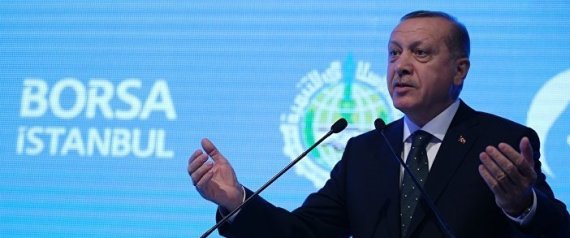 وجبات وسجادة وحلاقة مجانية لمن يصرف الدولار.. هكذا استجاب الأتراك لدعوة أردوغان لتحويل العملات الأجنبية