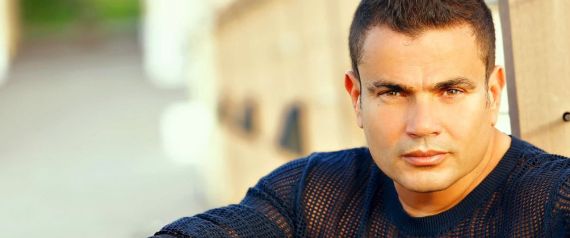 عمرو دياب يرفض "تصنيف" جمهوره ويفتح حفله أمام المحجبات