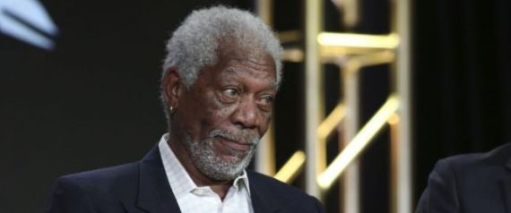 مورغان فريمان صاحب الصوت المميز يفشل في أداء الآذان