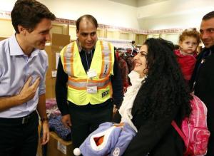 بعد عام من لقائهم الأول.. ترودو يبكي أمام لاجئين سوريين كان استقبلهم عند قدومهم لكندا نهاية 2015