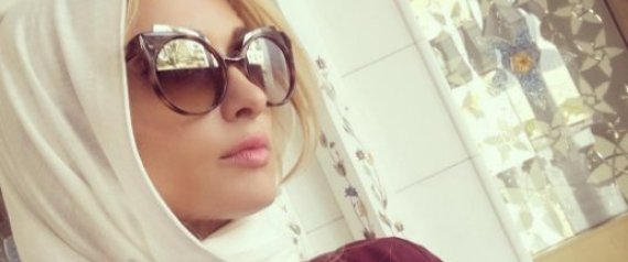بالصور.. باريس هيلتون بالعباءة وغطاء الرأس في أكبر مساجد أبوظبي