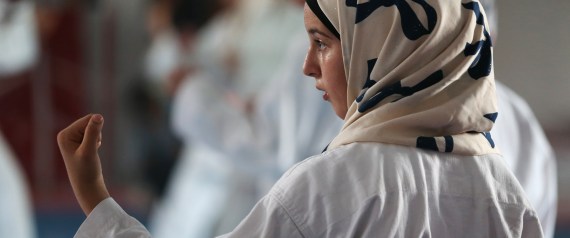 عضو "شورى" يدعو نساء المملكة إلى تعلّم الكاراتيه والجودو.. ماذا كان رأي سعوديات في دعوته؟