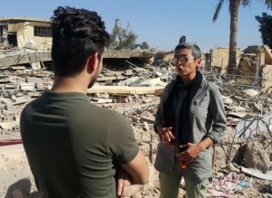 عراقيون يصرون على الحياة في وجه الحرب.. هكذا يحاولون العيش وسط الدمار (فيديو)