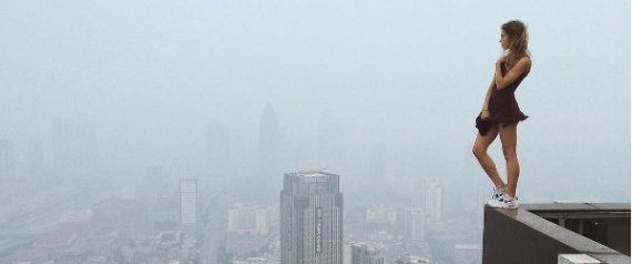 صور: فتاة روسية تمارس أخطر هواياتها بين السماء والأرض!
