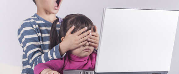 احذر ما يشاهده الصغار.. إعلانات رقمية مريبة تؤثر على نوعية أطعمة أطفالك