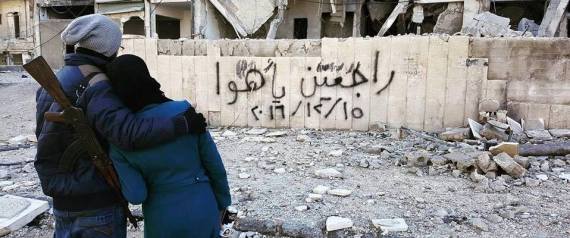 حرقوا بيوتهم وسياراتهم وكتبوا على جدرانها "سنعود".. كيف يودّع الحلبيّون مدينتهم؟