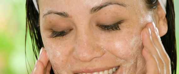 كريم الأساس وسبراي الشعر منتجات غير ضرورية.. إليك 10 مستحضرات تجميل يمكن إيجاد بديل عنها
