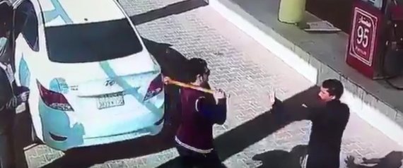 بالفيديو.. سعودي يضرب عاملاً بمحطة وقود يثير الغضب على تويتر.. ومغرِّدون: تجب محاسبته