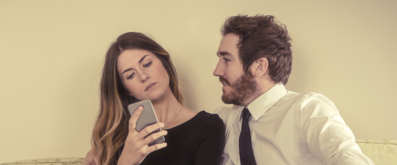 حفاظاً على حياتك الجنسية.. احذر تصفح فيسبوك وانستغرام قبل النوم!