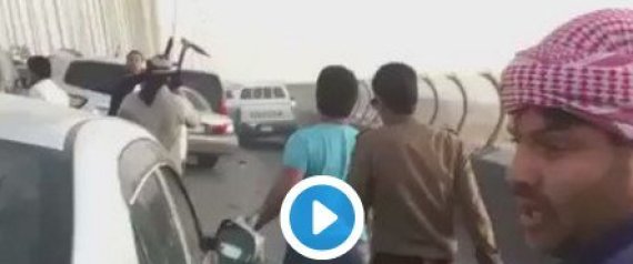 شابٌّ متهوِّر يصطدم بعشرات السيارات بشكلٍ جنوني على جسرٍ بالسعودية.. شاهد