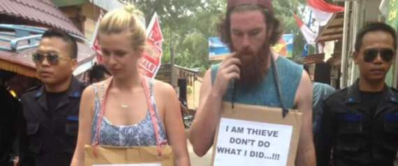 "أنا سارق لا تفعل مثلي".. هكذا عاقبت الشرطة الإندونيسية سائحيْن أسترالييْن بعد اتهامهما بالاستيلاء على دراجة