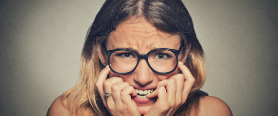 7 علامات تخبرك أنك تعاني من القلق المرَضي.. من بينها الشدُّ العضلي وعسر الهضم المزمن