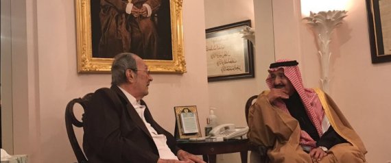 أمير سعودي يخشى من تقبيل يد الملك.. صارحه برغبته وخوفه من الحارس
