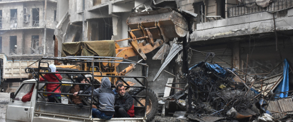 اعترافات صادمة للموالين للأسد عن نهب المدينة.. الروس ينتشرون في حلب وميليشيات النظام تسرق البيوت