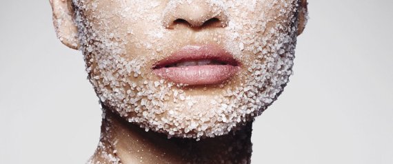 الملح أداة سحرية لصحة البشرة والأظافر والشعر..على رأسها التخلص من السيلوليت وحَب الشباب!