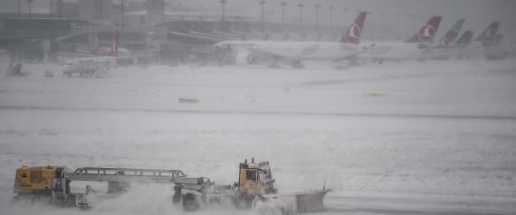 بحراً وجواً.. شاهد الثلوج تغلق مضيق البوسفور ومطار إسطنبول