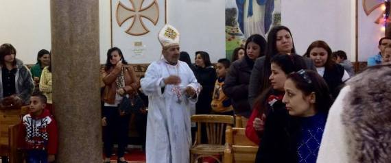 عيد الميلاد في منزل أسرة مسيحية.. طاجن اللحم والبهريز سيدة الوليمة.. والدعوات لسوريا الشهيدة