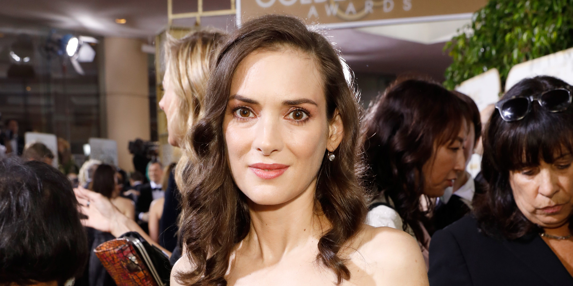 Winona Ryder At The 2017 Golden Globes Looks Like Winona At The 1991 Globes - Huffington Post Canada