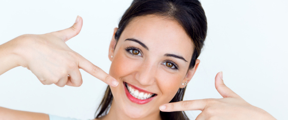 تعرَّفْ على أسوأ 9 أمور تضرُّ بأسنانك.. تقوم بإحداها يومياً