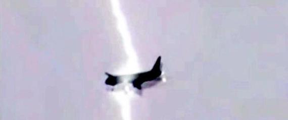 مشهد مرعب.. صاعقة تضرب طائرة ركاب في سماء روسيا