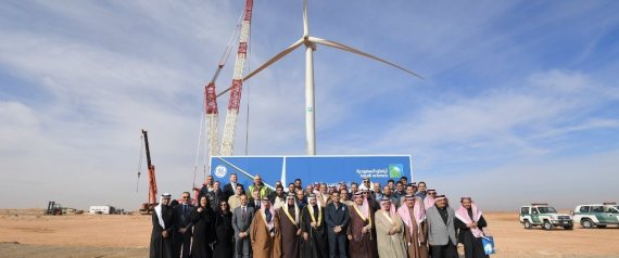 السعودية تدشِّن أول توربين لتوليد الطاقة من الرياح.. يوفِّر استهلاك 19 ألف برميل نفط