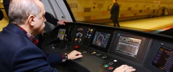 ليست المرة الأولى.. شاهد أردوغان يقود مترو الأنفاق في إسطنبول