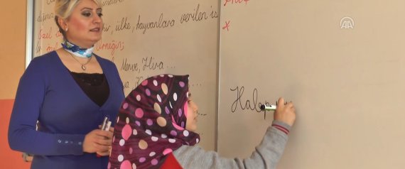 وشاح وقبعة وقفاز ومصاريف شخصية.. تلميذتان تركيتان تتبرَّعان بهدية تفوُّقهما لأطفال حلب