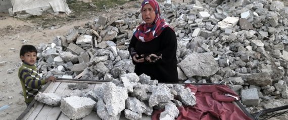 السلعة الوفيرة بالقطاع!.. غزِّيون يبيعون ركامَ المنازل المدمَّرة.. هكذا يحمل الأطفال والنساء الحجارة على أكتافهم لإطعام أُسرهم