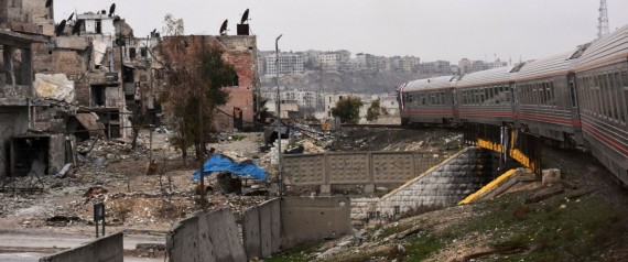 أول قطار يعبر حلب منذ سنوات على أنقاض المباني المدمرة.. وهذا رد فعل السكان (صور)
