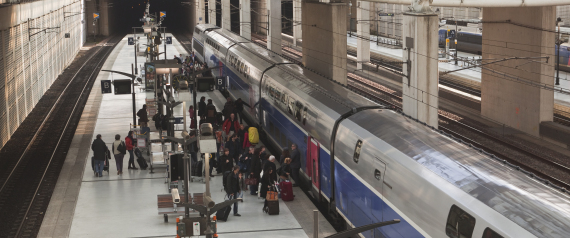 سيدة تنسى رضيعها في قطارٍ بالغ السرعة.. نزلت لتدخن سيجارة!