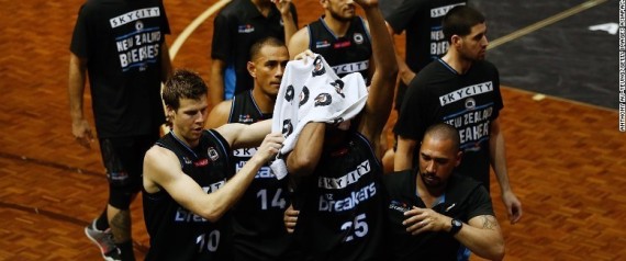 عين لاعب كرة سلة تخرج من محجرها أثناء مباراة.. وأصدقاؤه يضحكون