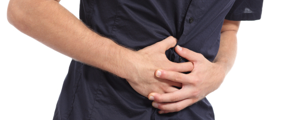 آلام البطن شائعة.. لكن أي الحالات تستوجب زيارة الطبيب؟