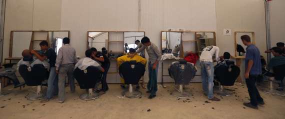 "نعيماً".. مبادرة ينظمها حلاقون أردنيون لقص شعر الفقراء مجاناً (فيديو)