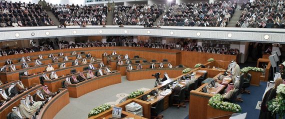 وردة لكل برلماني ووزير.. نائبٌ كويتي يوزع 73 وردة في عيد الحب.. هكذا كان ردُّ فعل رئيس المجلس