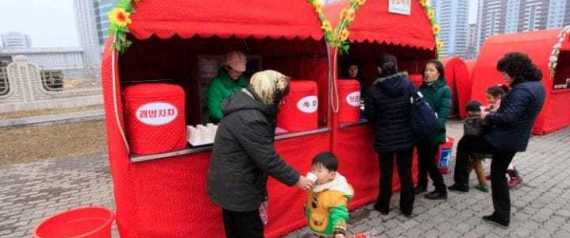 لم يعلموا بحزن الرئيس واغتيال شقيقه.. الكوريون يحتفلون بالرقص والورود في ذكرى ميلاد زعيمهم
