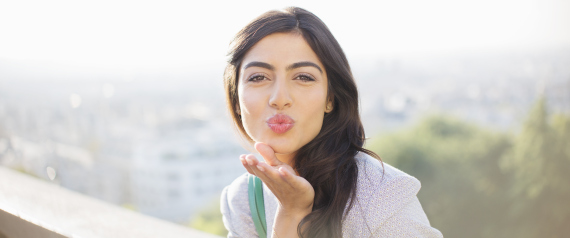 تعزز المناعة وتعالج الإجهاد.. العلماء يحددون 7 فوائد لـ"القُبلة"