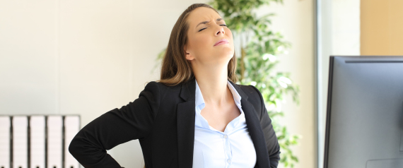 جلوسك 8 ساعات يومياً أمام المكتب يُغيِّر شكل أردافك إلى الأسوأ.. وإليكِ الحل